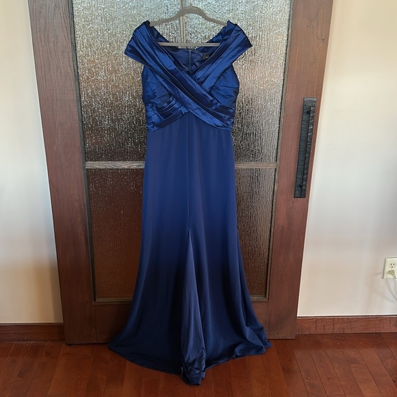 Tadashi Shoji BENZ PLEATED PORTRAIT COLLAR GOWN in blue size large. NWT - Picture 6 of 12